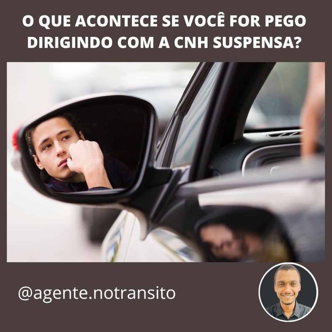 Suspensão da CNH: Dirigir com a CNH suspensa é crime? Imagem de um homem apreensivo com a mão ao queixo, refletida no espelho retrovisor de um veículo.