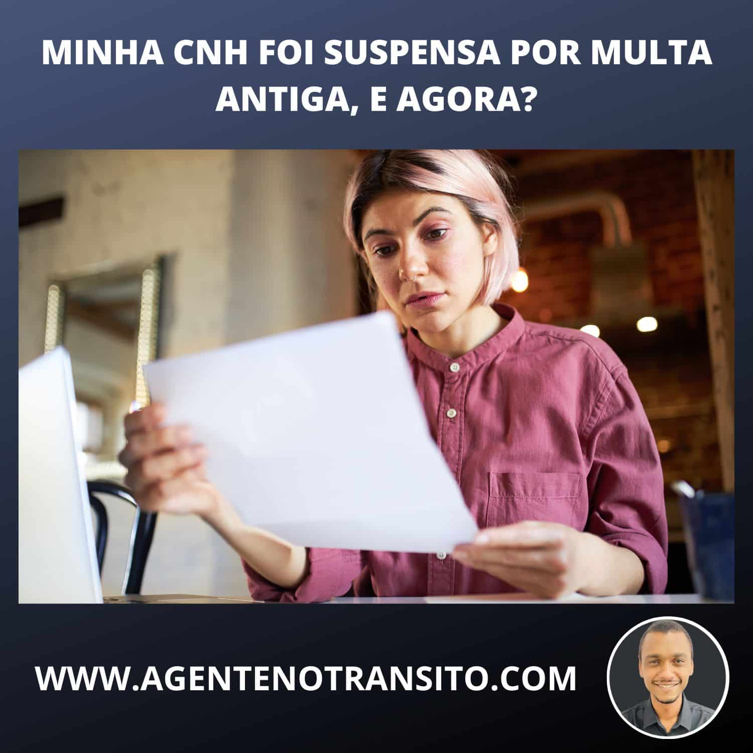 O DETRAN pode instaurar processo de suspensão ou cassação da CNH por multa antiga da época da pandemia de 2020? Imagem de uma jovem mulher surpresa segurando a notificação de suspensão da CNH por multa antiga de 2020.