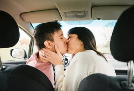 Fazer sexo no carro é crime? Dá multa? Entenda quando é ou não proibido namorar no veículo! Imagem de um casal aos beijos no interior de um automóvel.