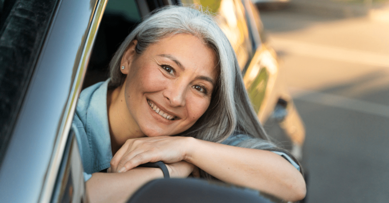 Saiba tudo sobre a credencial de estacionamento para idosos e pessoas com deficiência, quem tem direito, como solicitar e as novas regras da Resolução CONTRAN 1012/2024.