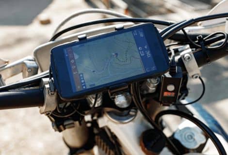 Suporte de celular para moto é permitido? Descubra o que diz a lei, evite multas por uso do celular, veja modelos ideais e saiba como recorrer se for multado.