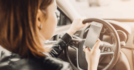 Usar celular parado no sinal é infração gravíssima? Entenda o que diz a lei