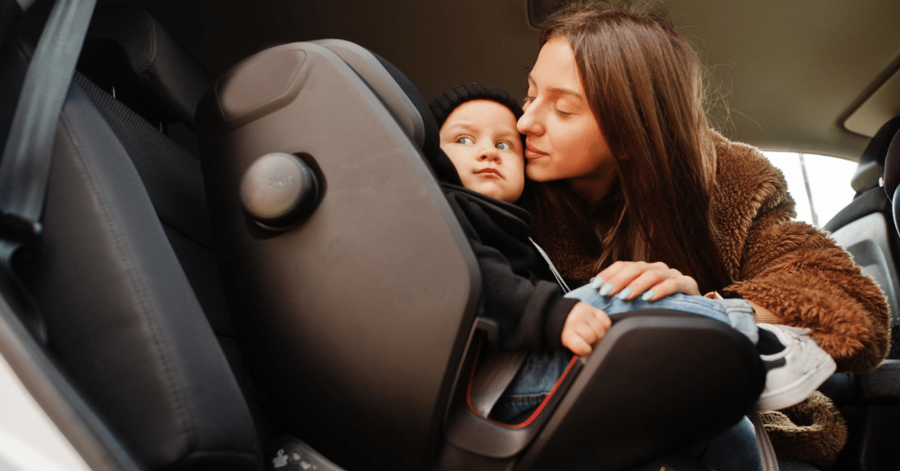 Regras para transporte de crianças em veículos: saiba o que diz a lei da cadeirinha, quais dispositivos usar, multas e dicas de segurança.