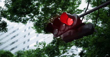 Como funciona a autuação por avanço de sinal vermelho?