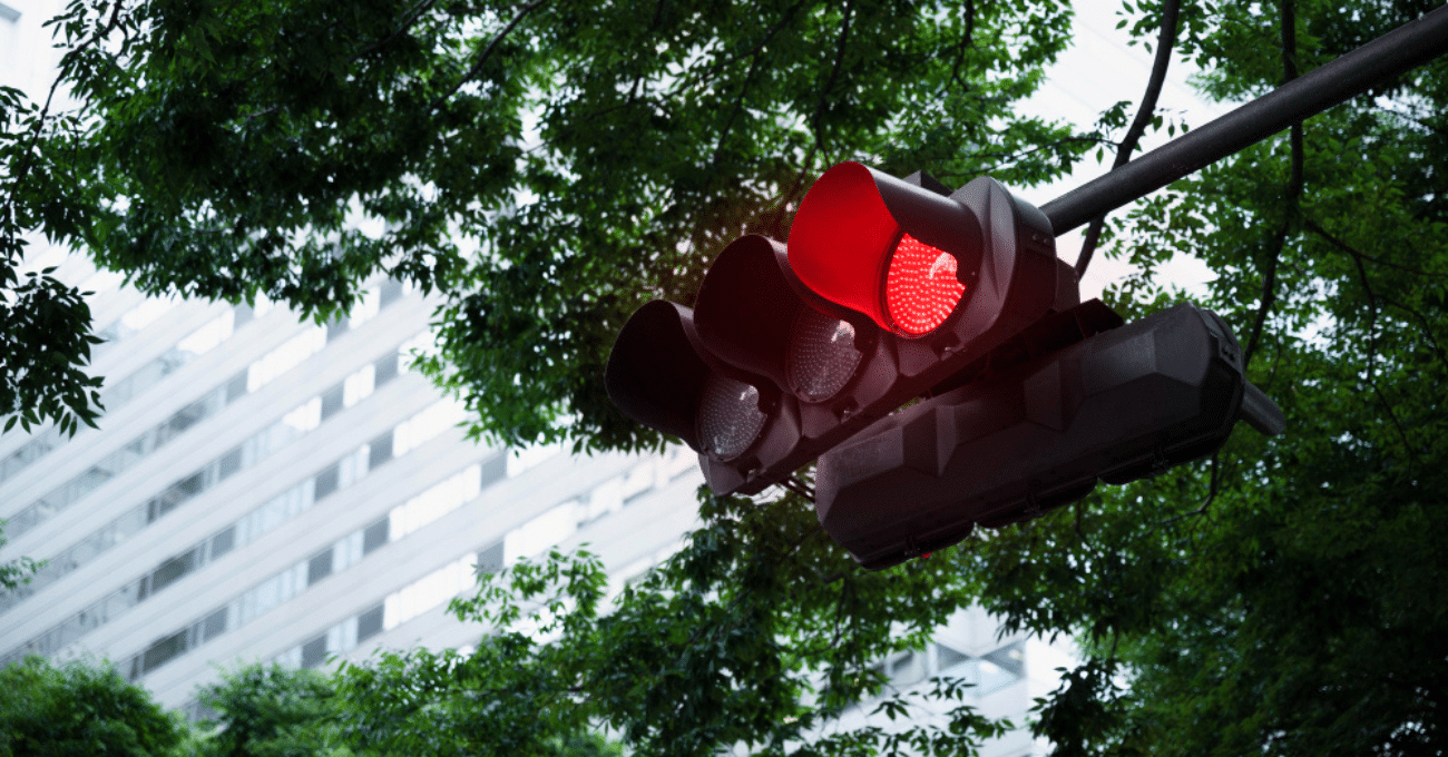 Entenda como funciona a autuação por avanço de sinal vermelho, o que diz o CTB, quanto custa a multa e em quais casos há exceções previstas na lei.