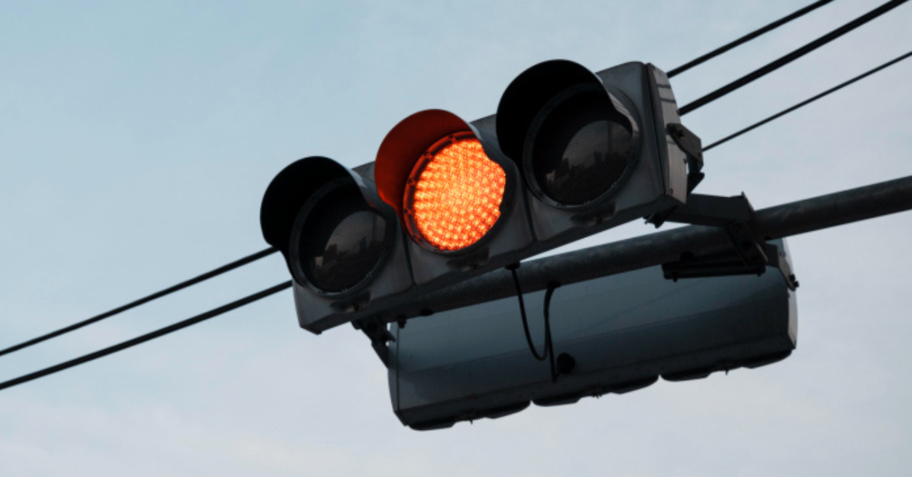 Avançar o sinal amarelo dá multa? Entenda quando é permitido seguir e como agir corretamente para evitar penalidades e acidentes.