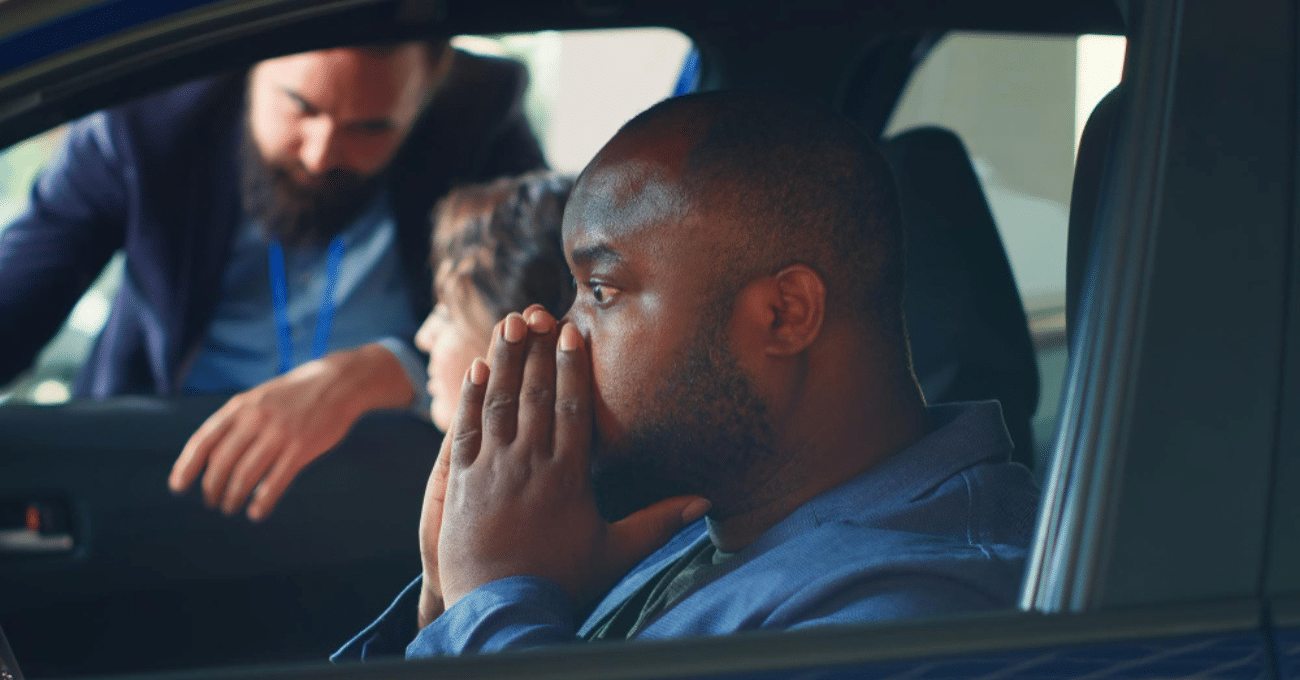 Posso rodar com o licenciamento vencido? Dirigir com licenciamento atrasado é infração gravíssima! Entenda o que diz a lei, as multas e como regularizar o CRLV do seu veículo.